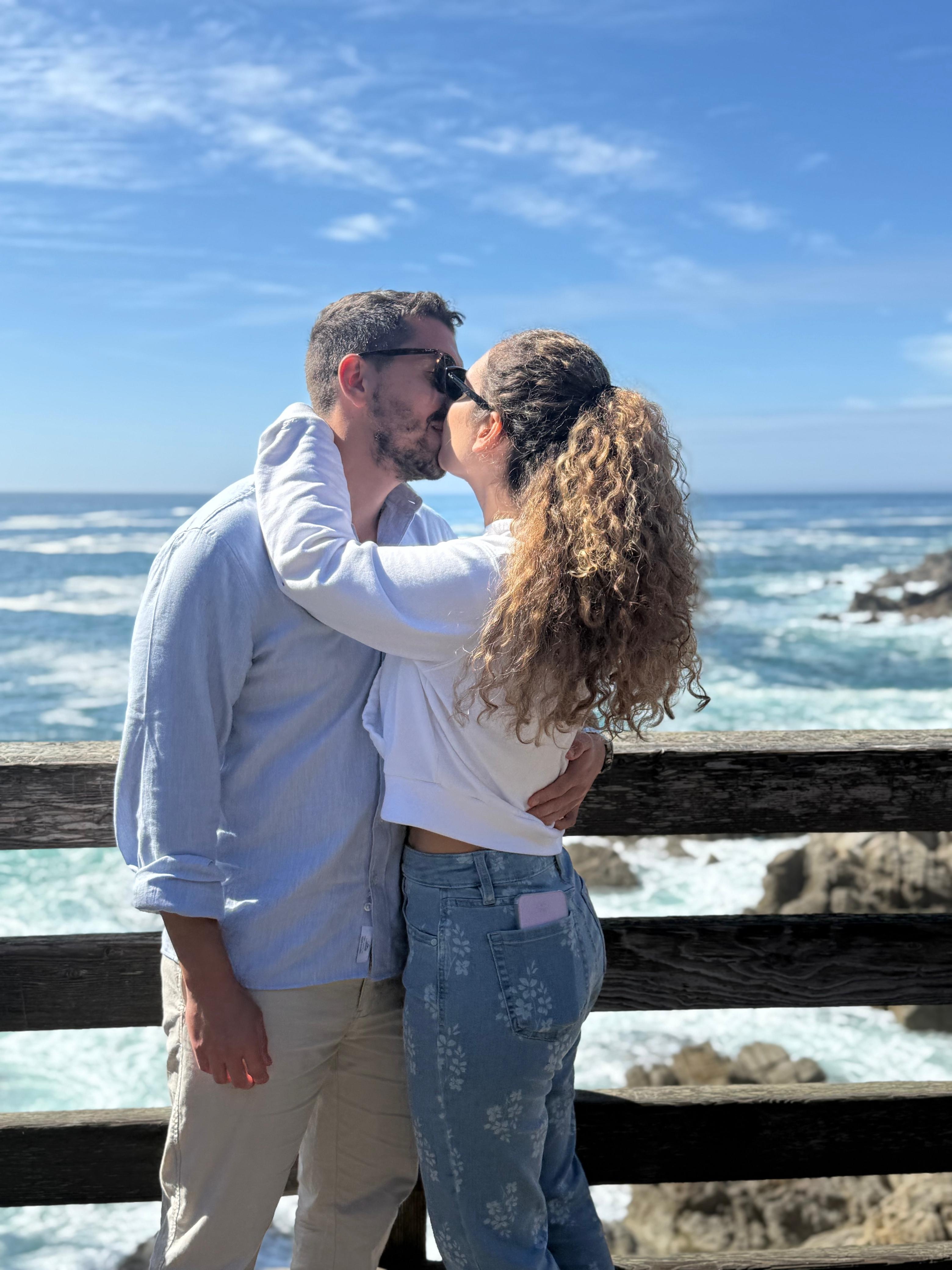 Foivos and Alexandra kissing by the sea